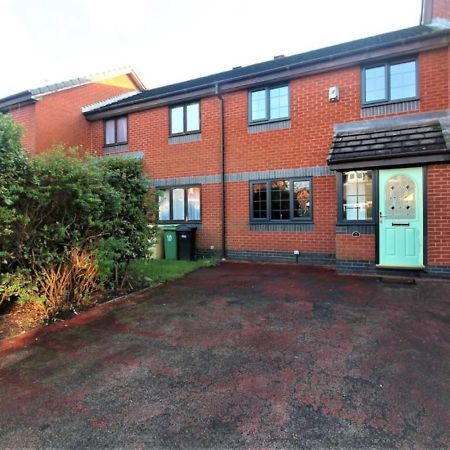 Villa Beautiful 2-Bed House In Bolton With Free Parking Exterior foto