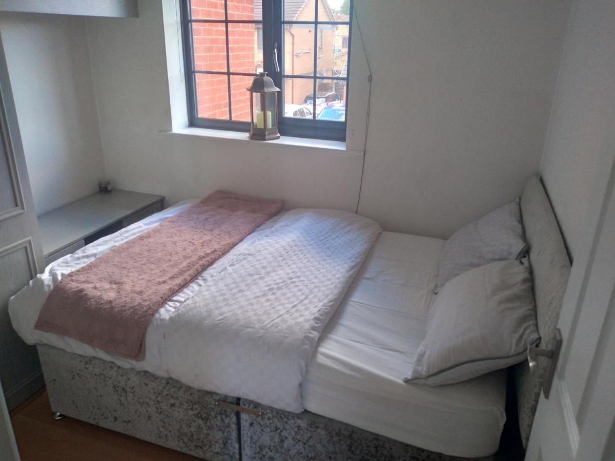 Villa Beautiful 2-Bed House In Bolton With Free Parking Exterior foto